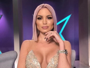 Η Αλεξάνδρα Παναγιώταρου ξαπλώνει στην άμμο και προτάσσει τις καμπύλες της (φώτο)